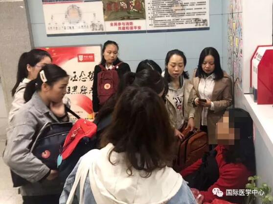 西安女士地鐵突感不適 西安國際醫學中心護士緊急救助