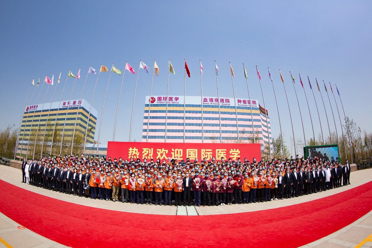 這一刻等了太久——西安國際醫學330名醫療隊員解除隔離和親人相擁