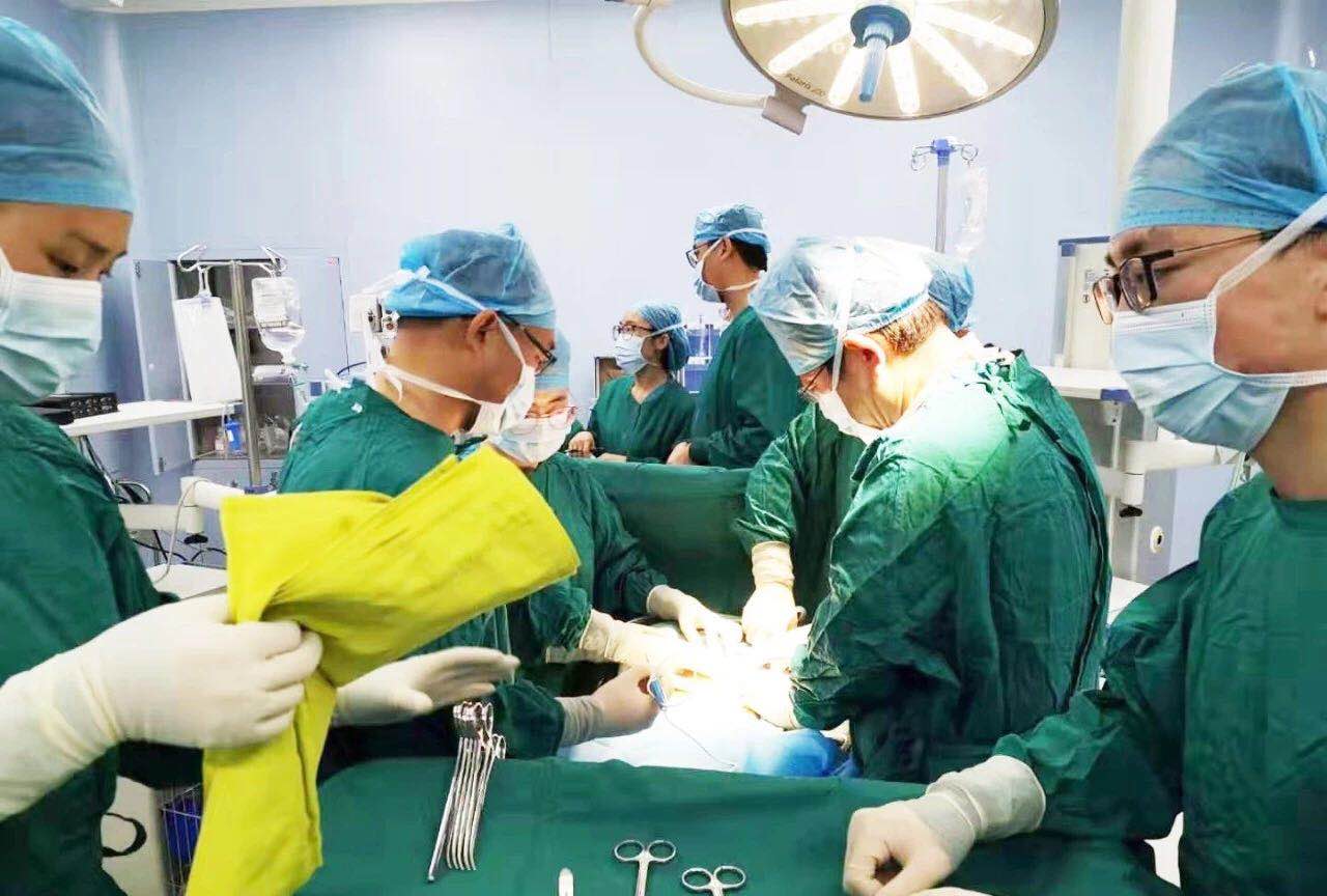 用愛創造生命奇跡——消化病醫院成功實施腹腔鏡輔助下直腸癌根治術+結腸造瘺術