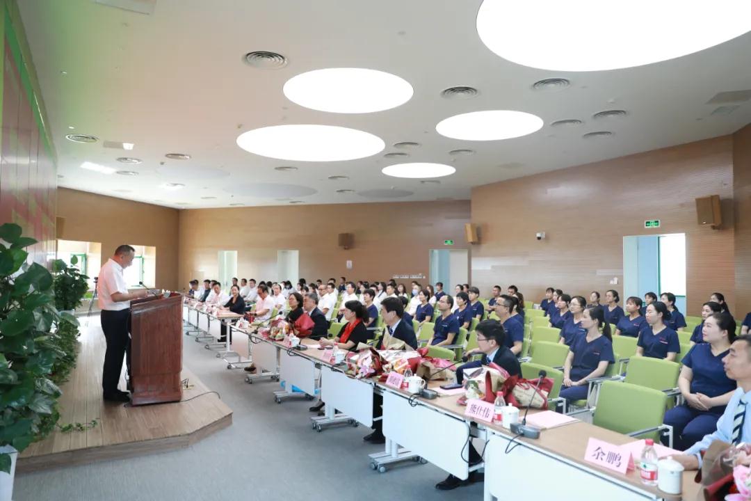 湖北省隨州市中心醫院張振建書記一行到我院參觀交流