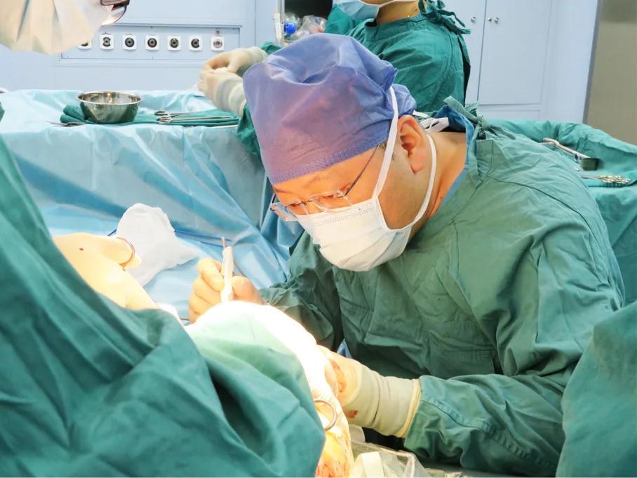 醫生從她胸口取下5斤重的腫物……