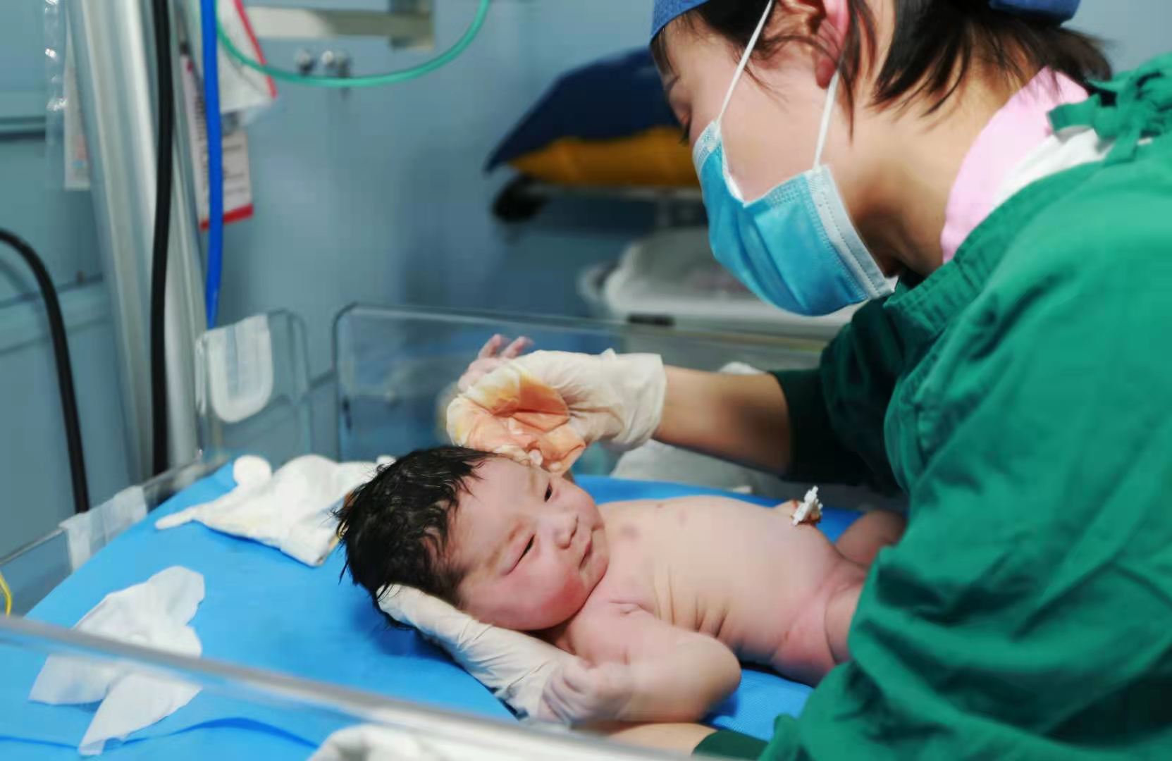 西安日報—庚子去辛丑至  醫院迎來首個“牛寶寶”