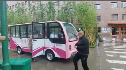 暖心！醫院下雨天安排擺渡車