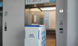 機(jī)器人成精啦！送藥還會坐電梯