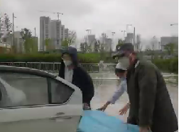 大雨天突遇車禍，從安保到醫(yī)護(hù)人員接力營救