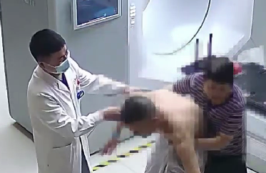 驚險！患者險些跌倒，醫生跳過治療床扶患者