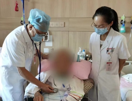 多次渡過險關，身患重疾的92歲老人在醫院度過了四個不平凡的生日