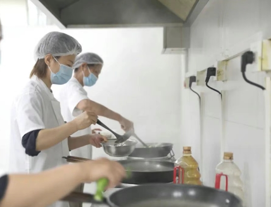 灶火燃起時，醫院飄出“家的味道”