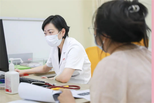 生長發(fā)育、視力矯治、泌尿外科……暑假未到，兒科門診已排起長隊